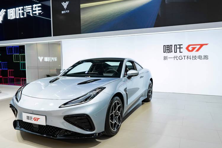 成都189哪吒汽车在智能汽车领域的表现，领途汽车在新能源汽车市场中的影响力